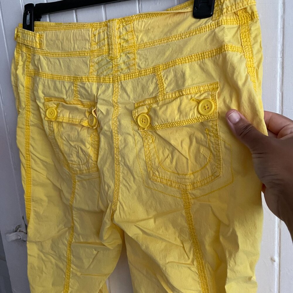 NEW YORK & COMPANY Soft Banana Yellow Gorgeous VINTAGE Capris. NY & Co - Picture 11 of 12